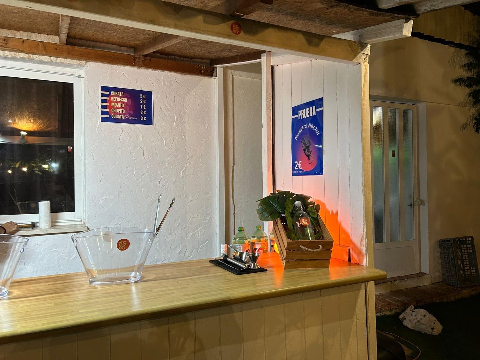 Bartender preparando cóctel